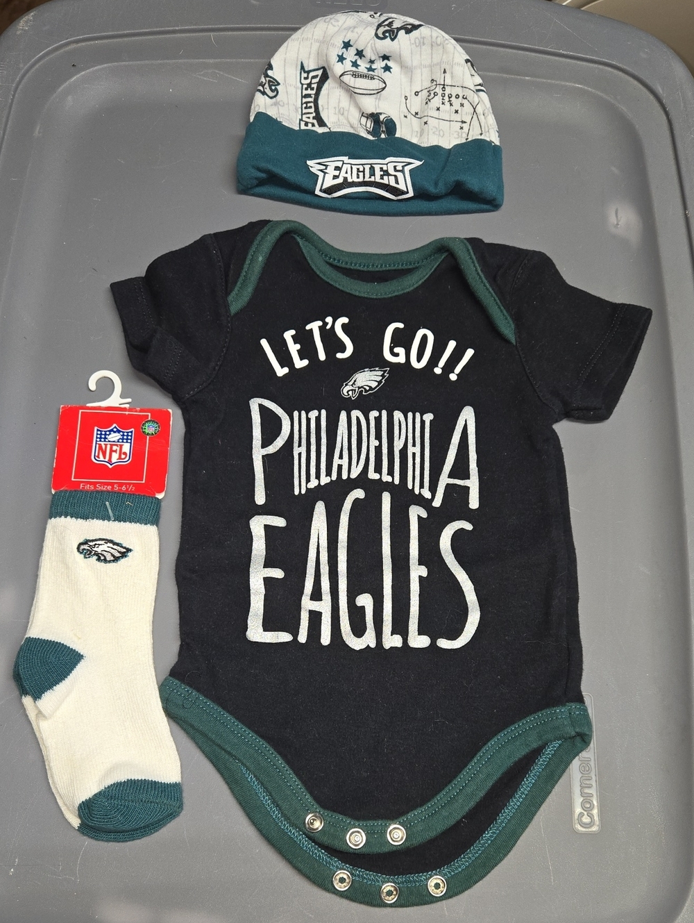 NFL Philadelphia Eagles Black & Green Infant Bodysuit Set with Hat and Socks